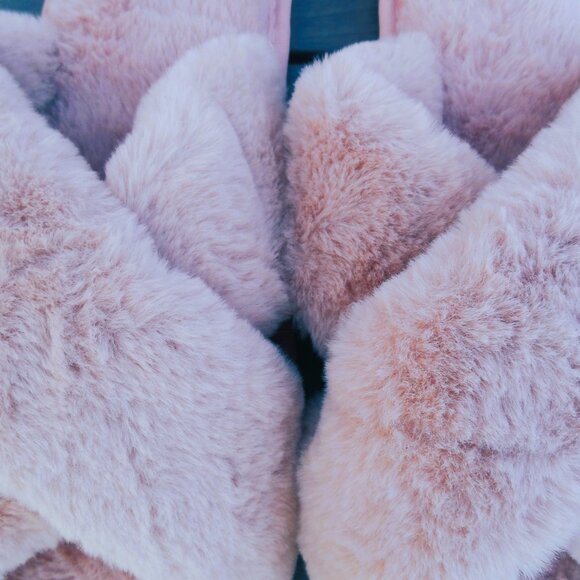 Pink Faux Fur Slide Slippers XL- NEW - Picture 4 of 4